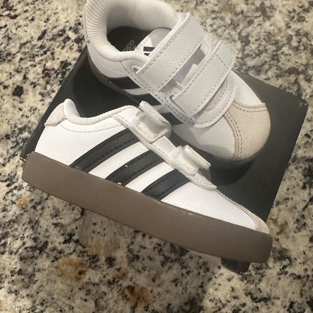 Size 5 toddler Adidas - Picture 2 of 5